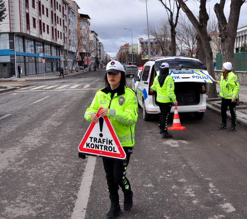 Bir ilin trafiği kadın polislere emanet: Kars’ın gizli kahramanları - Resim: 4
