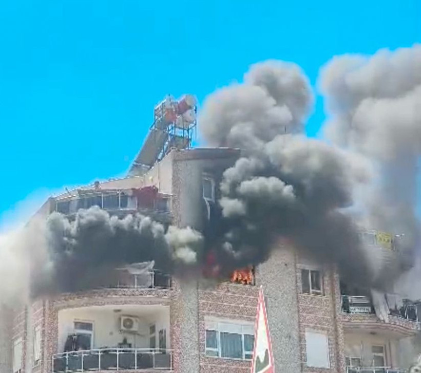 Antalya'da alevler 3’ncü katı sardı: Biri bebek 5 kişiyi itfaiye ekipleri kurtardı - Resim: 1