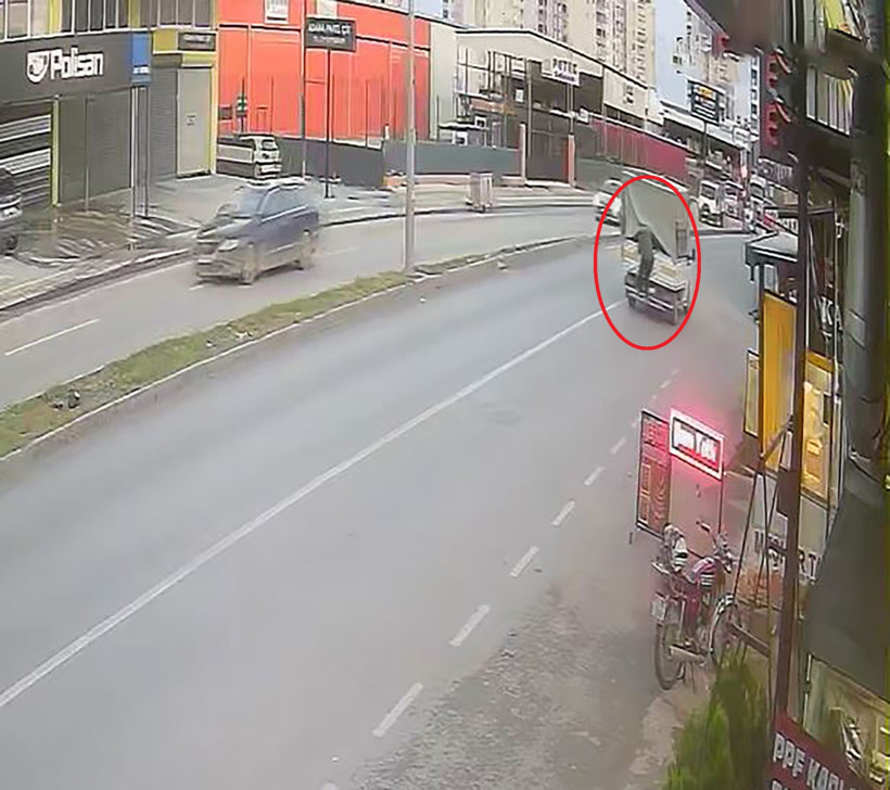 Banka takiplisinden sonra şimdi de kasap takiplisi: Saniyeler içinde kilolarcasını indirdi - Resim : 5