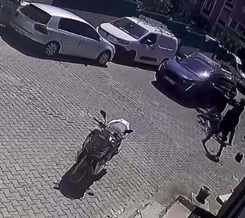 Motosikletliye saldırdı, 180 bin liralık oldu: Ehliyetine el konuldu - Resim : 1