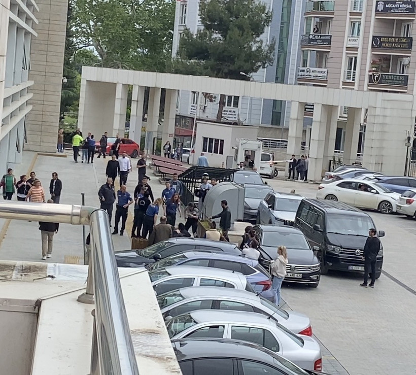 Adliyede dehşet anları: Merdiven boşluğuna doğru koştu: 8 kişi gözaltına alındı - Resim : 2