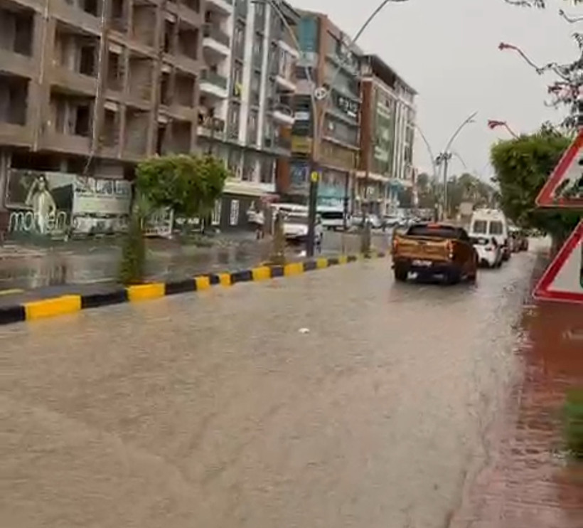 Can pazarı yaşandı: Suya gömülen araçlardan itfaiye kurtardı - Resim : 2