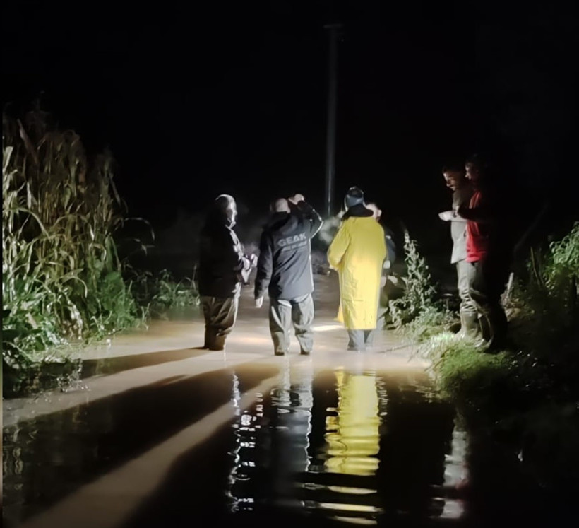 Gebze'de azgın sular cipi yuttu: Camı kırıp kurtuldu: 2 kayıp - Resim : 1