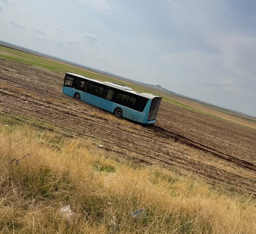 Freni tutmadı, tarlaya daldı: Diyarbakır'da ucuz atlatılan otobüs kazası - Resim : 4