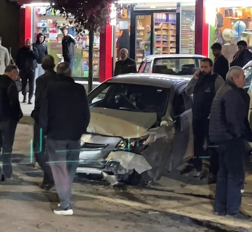 Erzurum'da direksiyonu kilitlenen aracın kaza anı kamerada - Resim : 1