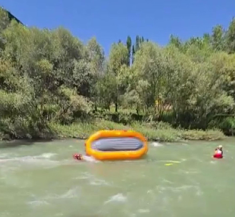 Rafting botu alabora oldu: Sporcular dalgalarla ölüm savaşı verdi - Resim : 4