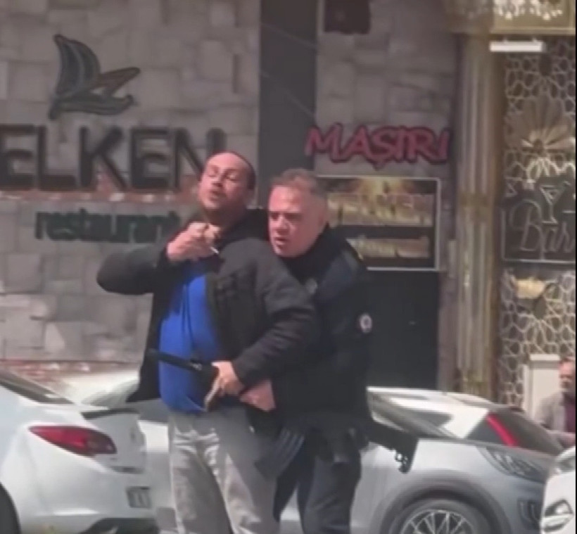 Elinde pompalı tüfekle meydana indi: Film sahnelerini aratmayan operasyon - Resim : 2