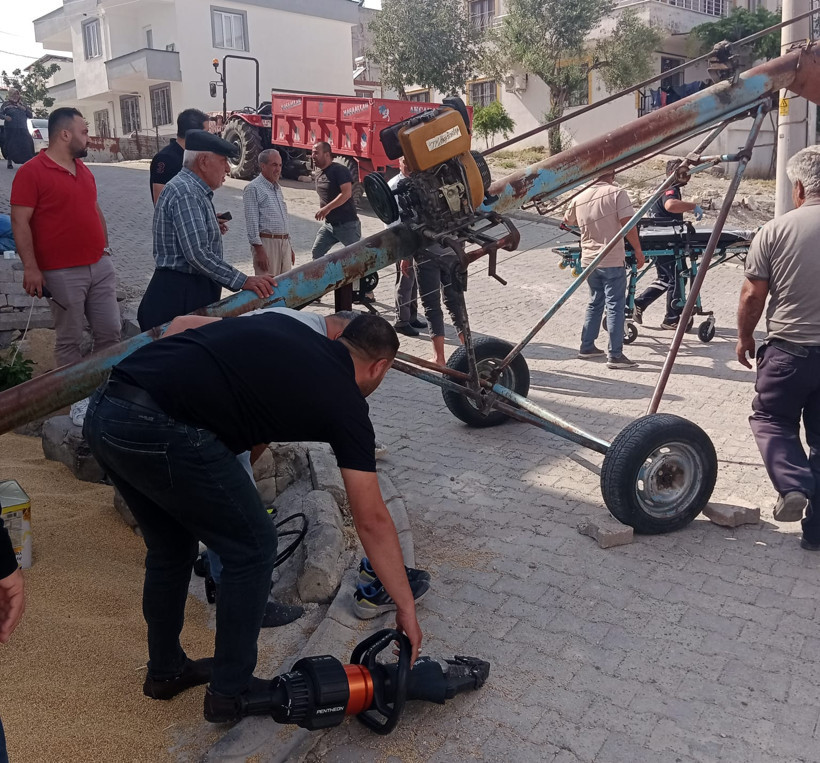 Buğday yüklerken canından oluyordu: Ekipler zamana karşı yarıştılar - Resim : 2