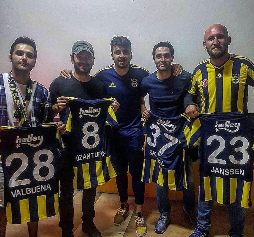 Topu ve şortu kendisinden büyük minik çocuk kim? Bugün milyonların izlediği Uzak Şehir'in yıldız oyuncusu - Resim: 27