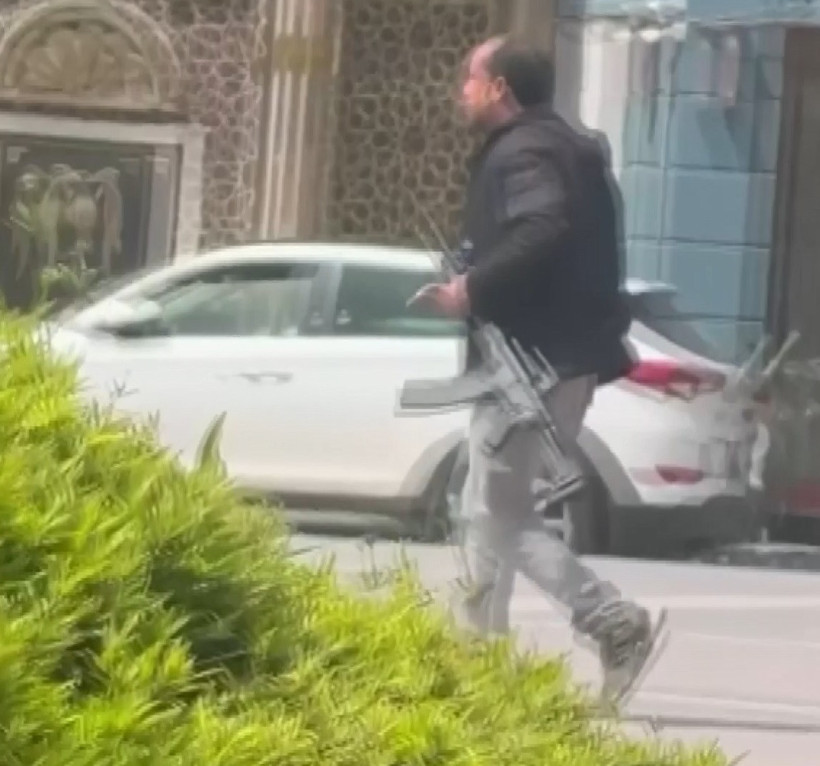 Elinde pompalı tüfekle meydana indi: Film sahnelerini aratmayan operasyon - Resim : 4