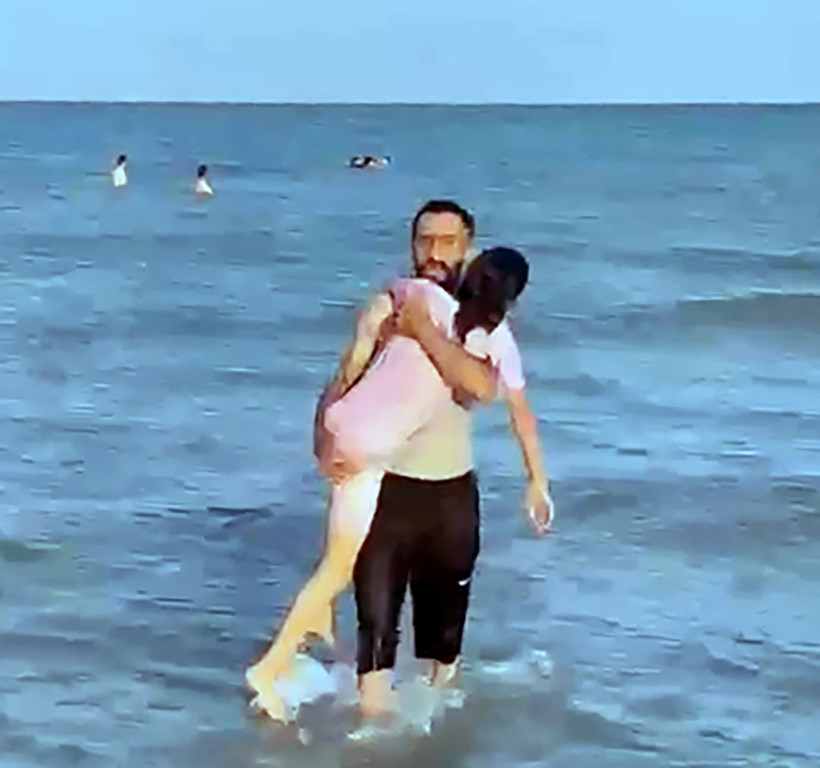 Adana'da dalgalarla boğuşan kardeşlere Hızır gibi yetiştiler - Resim : 1