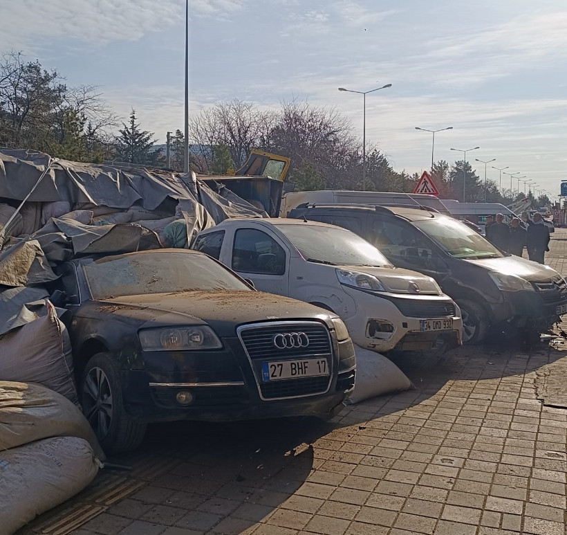 Diyarbakır&rsquo;da feci kaza: 9 ara&ccedil; saman balyaların altında kaldı - Resim : 1