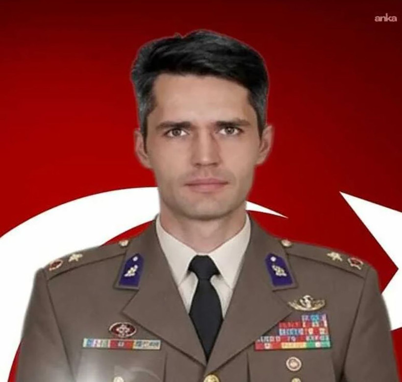 Katar'da şehit olan binbaşı Sinan Taştekin’e memleketi Isparta’da son veda: Annesi ve eşi ayakta duramadı - Resim: 2