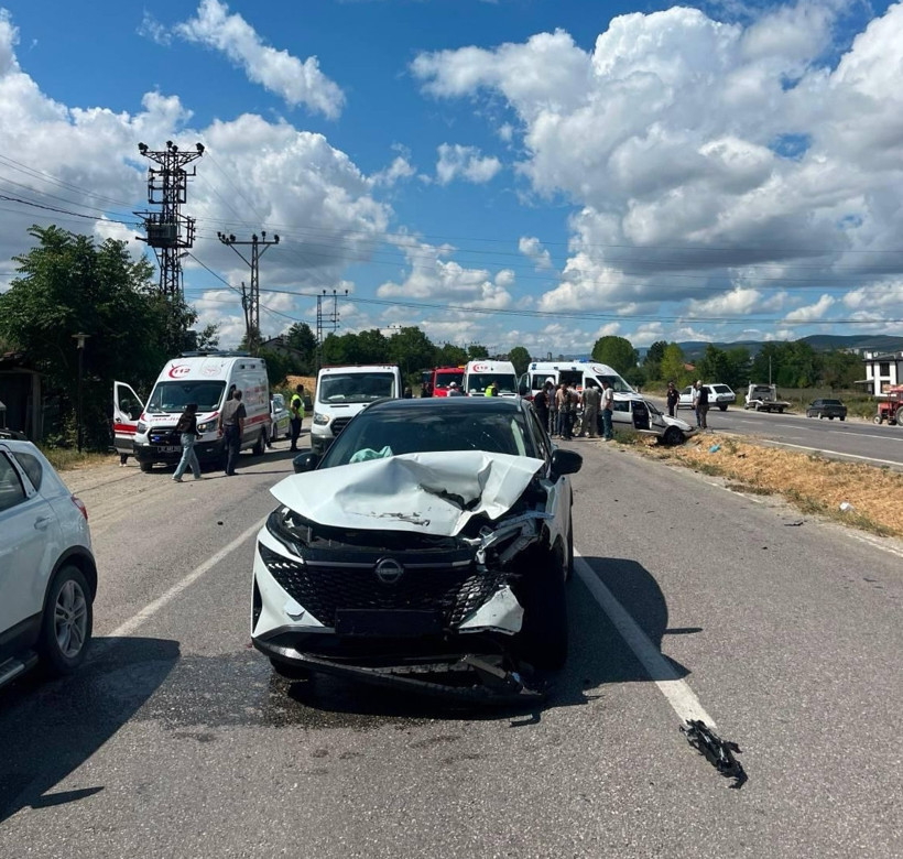 Kastamonu'da iki otomobil çarpıştı: 1'i çocuk 5 yaralı - Resim : 1