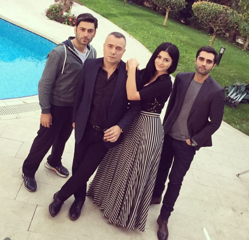 Topu ve şortu kendisinden büyük minik çocuk kim? Bugün milyonların izlediği Uzak Şehir'in yıldız oyuncusu - Resim: 18