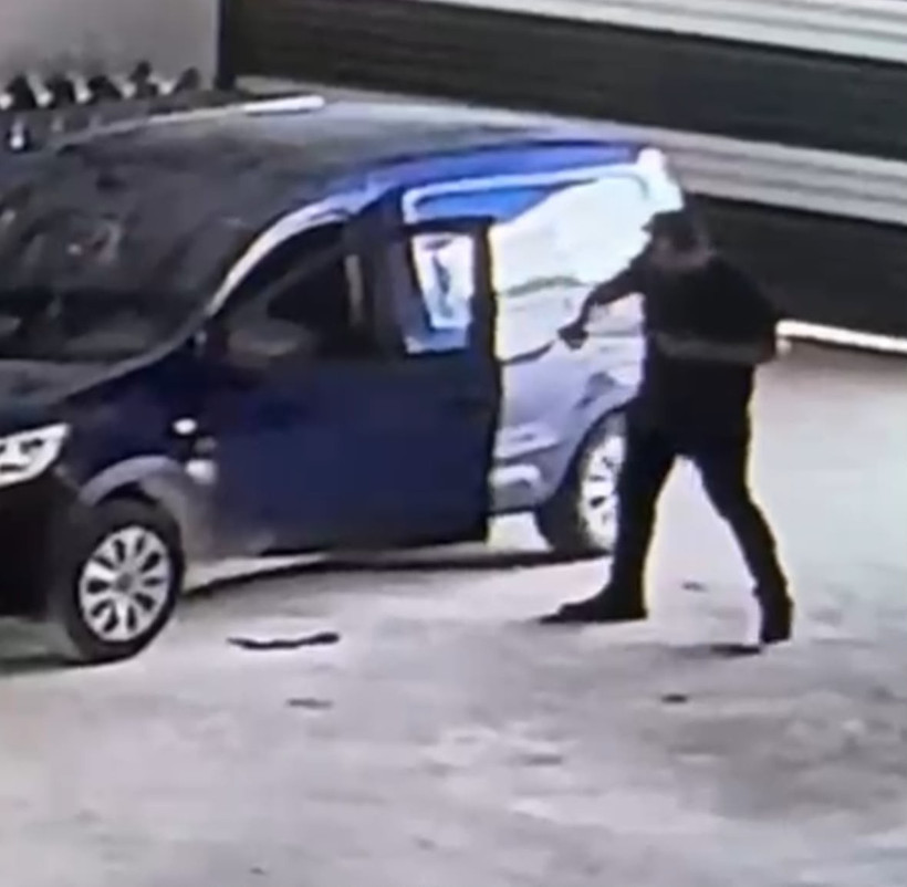 Kapıyı açtı, hayatının şokunu yaşadı: Direksiyon başındaki davetsiz misafir - Resim : 1