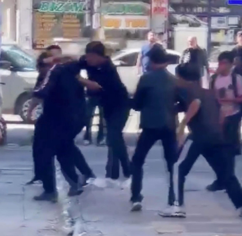 Muşta ve kesici aletlerle saldırdılar: Mağaza ortasında kanlı kavga - Resim : 1