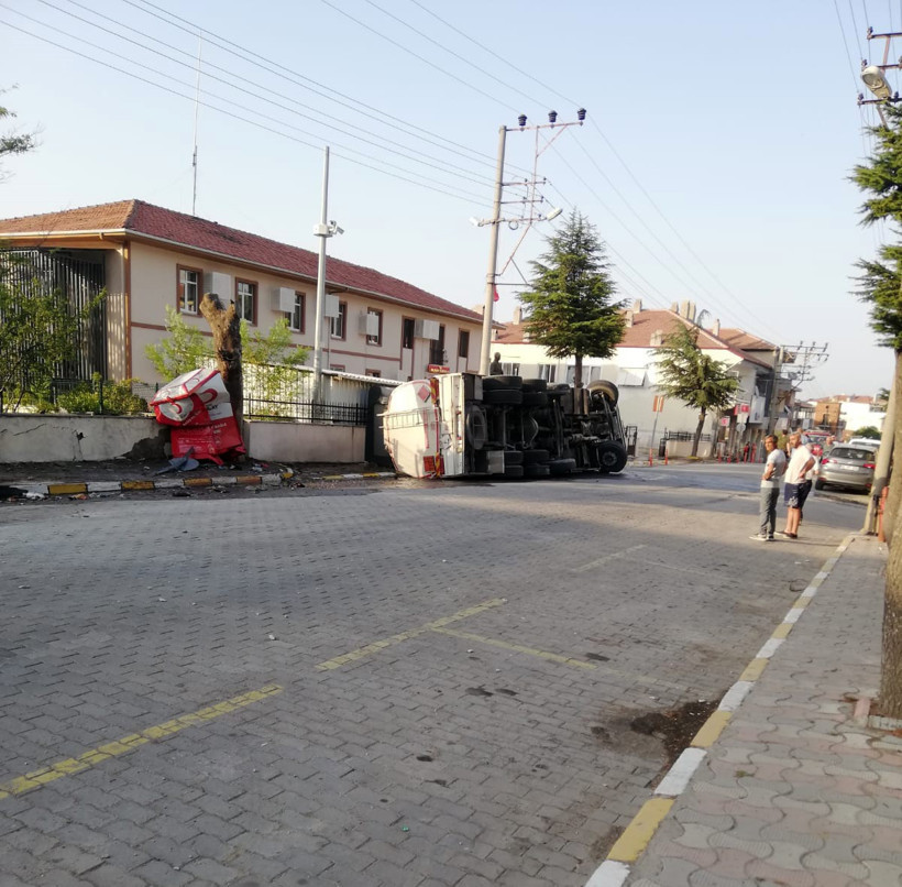Balya’da akaryakıt yüklü tanker devrildi: Ekipler felaketi önledi - Resim : 1