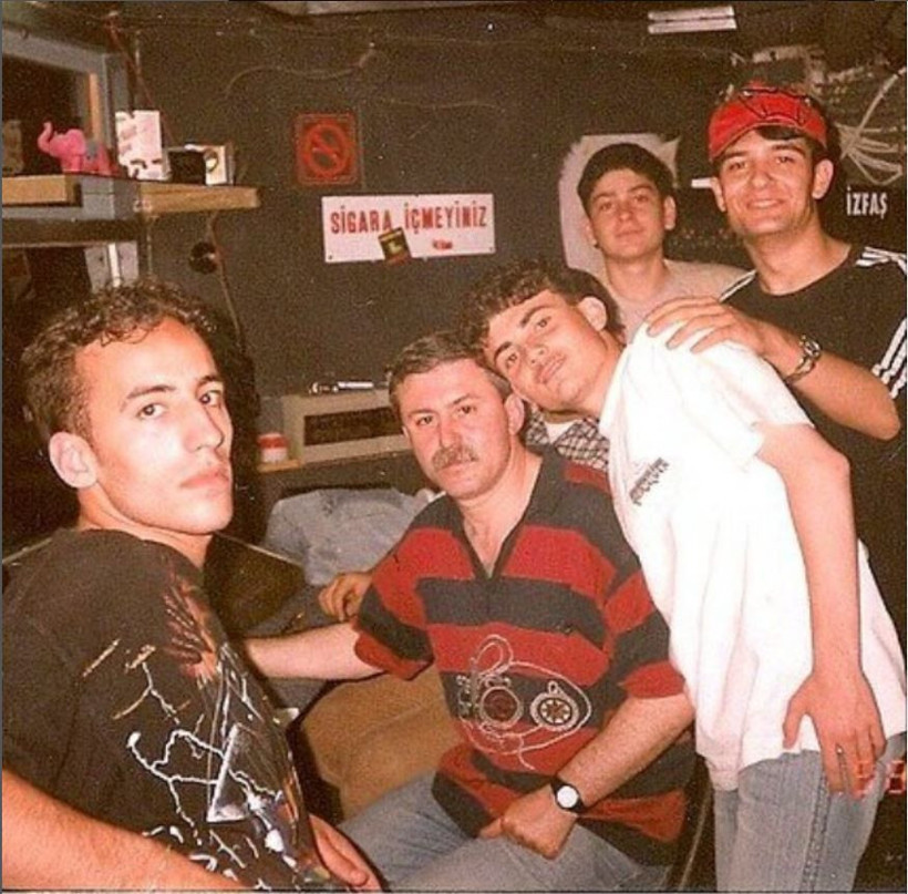 Topu ve şortu kendisinden büyük minik çocuk kim? Bugün milyonların izlediği Uzak Şehir'in yıldız oyuncusu - Resim: 8