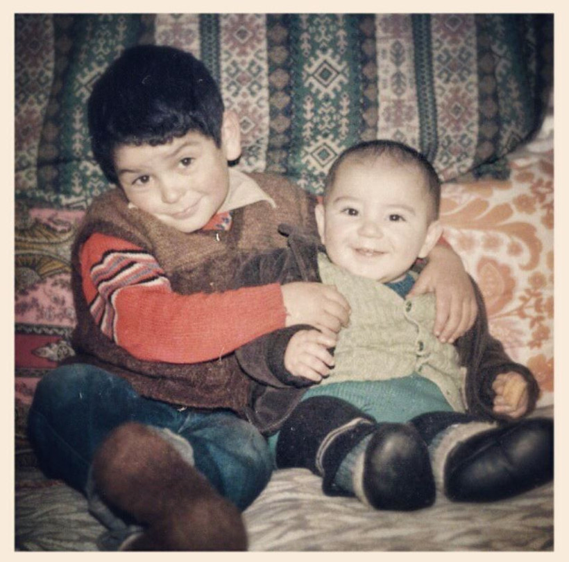 Topu ve şortu kendisinden büyük minik çocuk kim? Bugün milyonların izlediği Uzak Şehir'in yıldız oyuncusu - Resim: 6