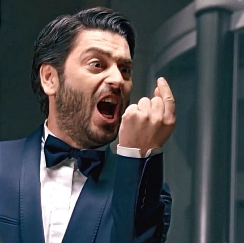 Topu ve şortu kendisinden büyük minik çocuk kim? Bugün milyonların izlediği Uzak Şehir'in yıldız oyuncusu - Resim: 14