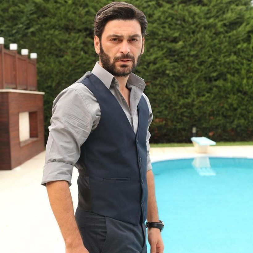 Topu ve şortu kendisinden büyük minik çocuk kim? Bugün milyonların izlediği Uzak Şehir'in yıldız oyuncusu - Resim: 17