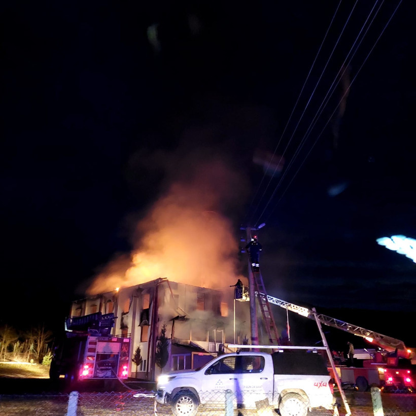 Bolu&rsquo;da alevler camiyi sardı: K&ouml;yl&uuml;ler yangını s&ouml;nd&uuml;rmek i&ccedil;in seferber aldı - Resim : 4