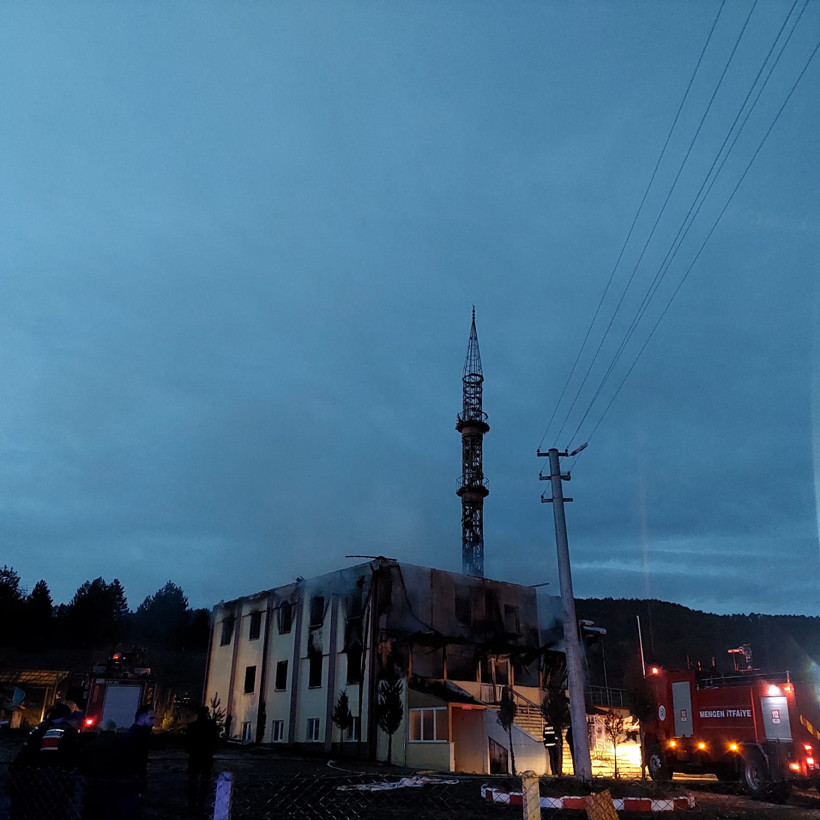 Bolu&rsquo;da alevler camiyi sardı: K&ouml;yl&uuml;ler yangını s&ouml;nd&uuml;rmek i&ccedil;in seferber aldı - Resim : 3