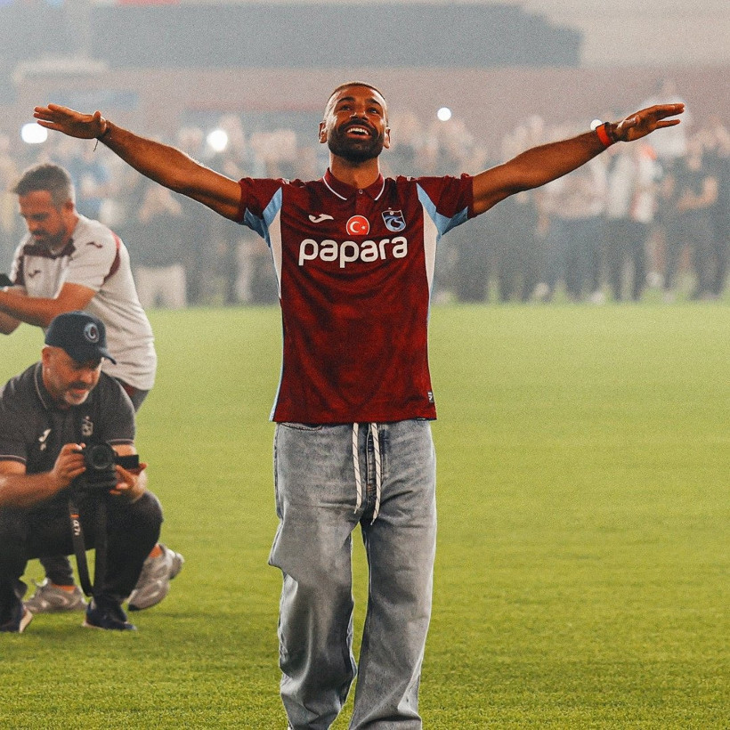 Trabzonspor'da Mohamed Salah coşkusu: On binlerce taraftar imza törenine akın etti - Resim : 2