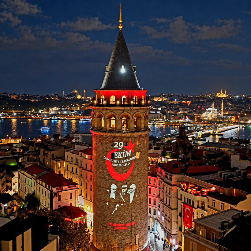 Cumhuriyet'in 103. yılında Galata Kulesi, Atatürk'ün fotoğraflarıyla aydınlatıldı - Resim : 1
