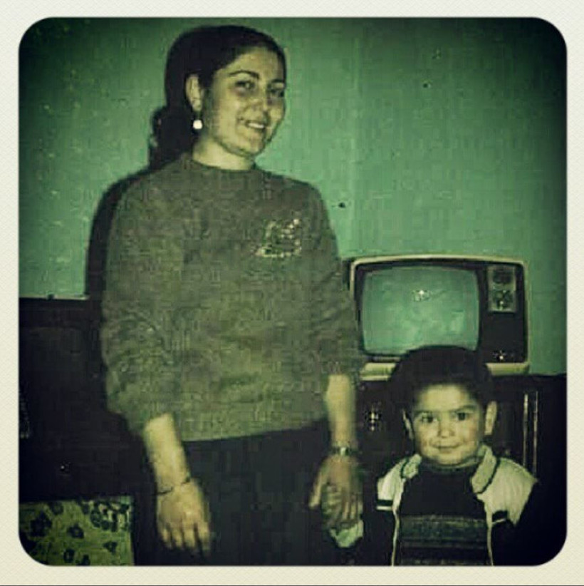 Topu ve şortu kendisinden büyük minik çocuk kim? Bugün milyonların izlediği Uzak Şehir'in yıldız oyuncusu - Resim: 5