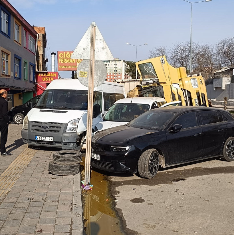 Diyarbakır&rsquo;da feci kaza: 9 ara&ccedil; saman balyaların altında kaldı - Resim : 6