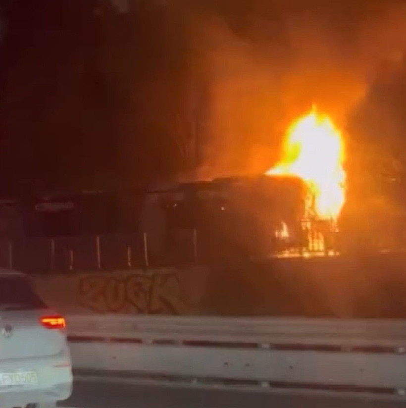 15 Temmuz Şehitler Köprüsü’nde korku dolu anlar: Seyir halindeki metrobüs alev alev yandı - Resim: 9