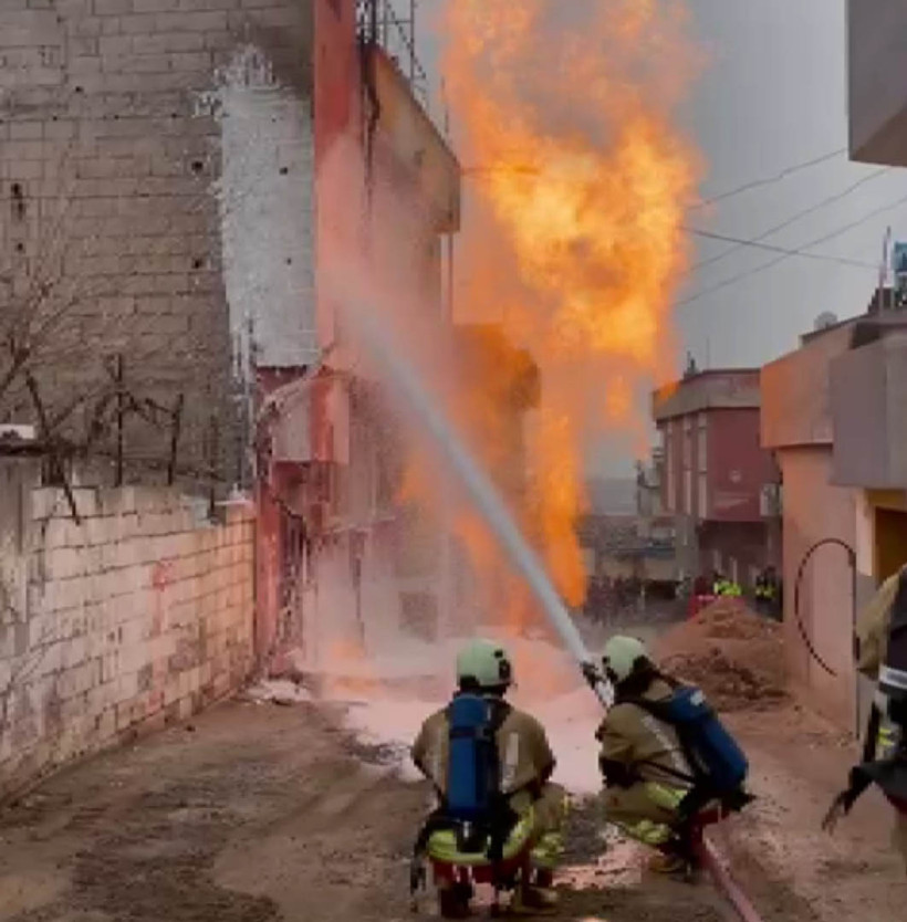 Doğal gaz hattı patladı: Alevler arasında kalanlar b&ouml;yle kurtarıldı - Resim : 1