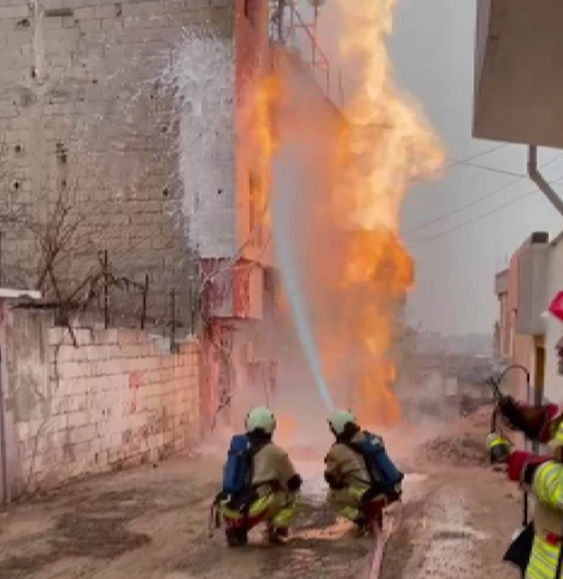 Doğal gaz hattı patladı: Alevler arasında kalanlar b&ouml;yle kurtarıldı - Resim : 2
