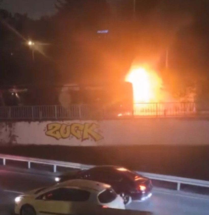 15 Temmuz Şehitler Köprüsü’nde korku dolu anlar: Seyir halindeki metrobüs alev alev yandı - Resim: 7