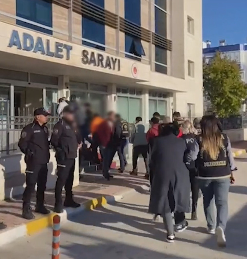 Sahte polis &ccedil;etesi &ccedil;&ouml;kertildi! Altın ve paraları aldılar - Resim : 1