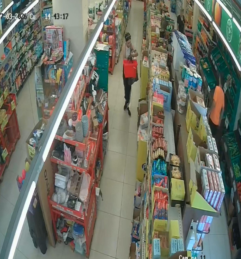 Bebek mamasını çantasına koyarken görüntülendi: Marketlerin korkulu rüyası hırsızlar yakalandı - Resim : 1