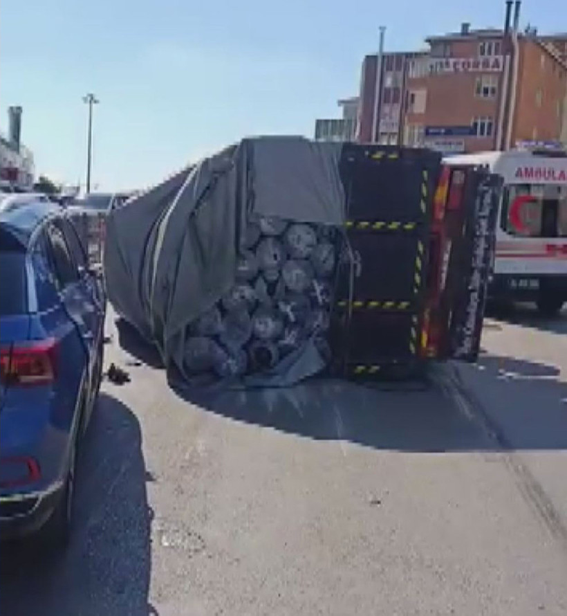 Tuzla’da korkutan kaza: Kontrolden çıkan kamyonet yola devrildi - Resim : 2