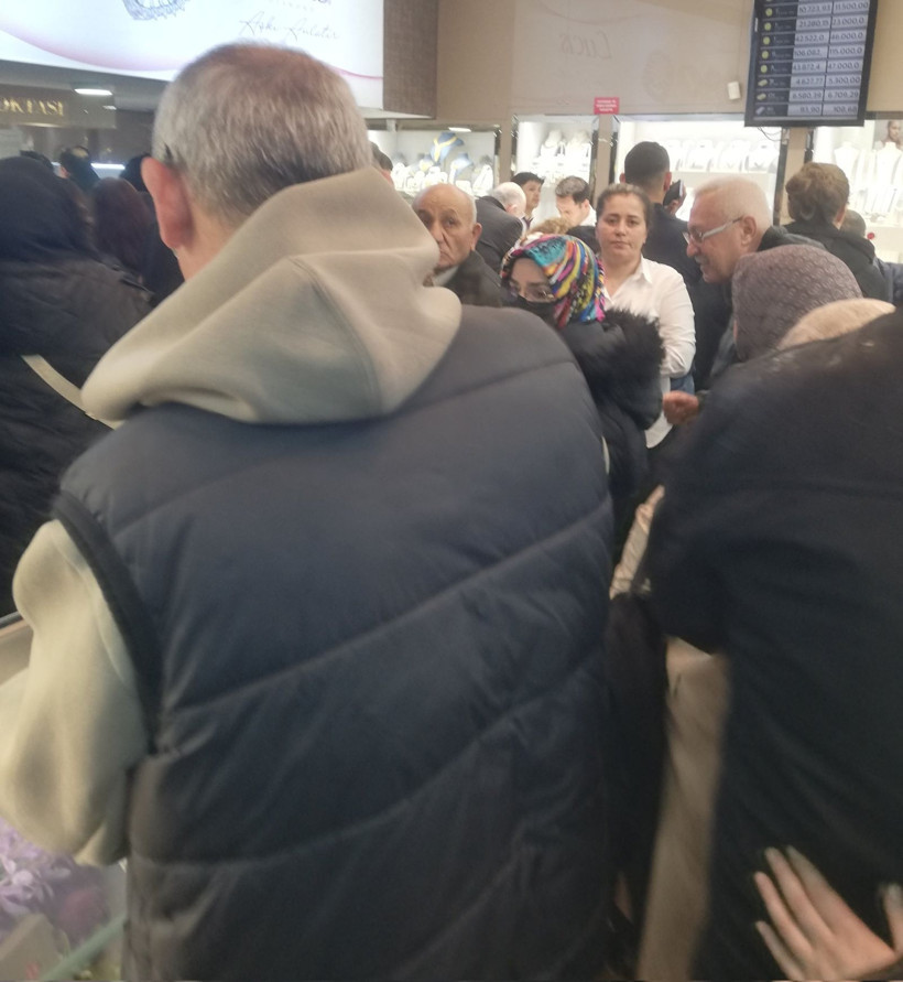 Fiyatının düştüğünü gören altın almaya koştu: Kuyrukların ucu görünmedi - Resim: 5