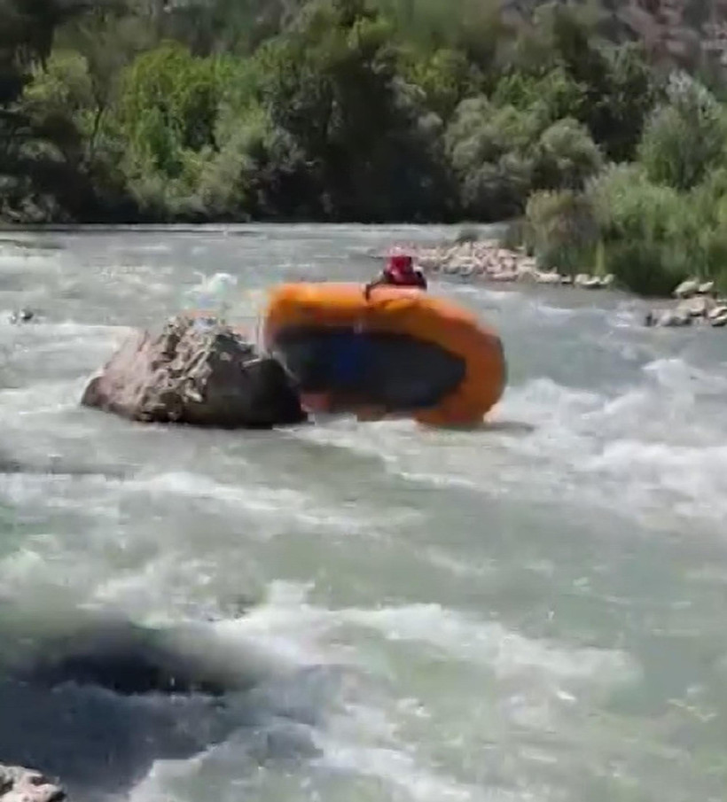 Rafting botu alabora oldu: Sporcular dalgalarla ölüm savaşı verdi - Resim : 1