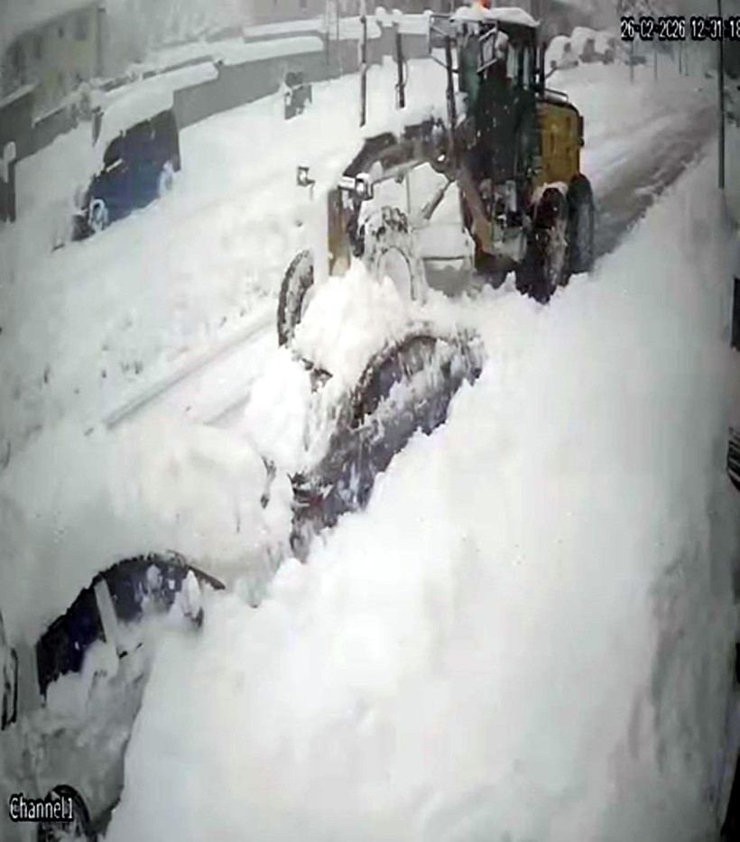 İş makinesi operatörü neye uğradığını şaşırdı: Kar yığını sandı, otomobil çıktı - Resim : 3