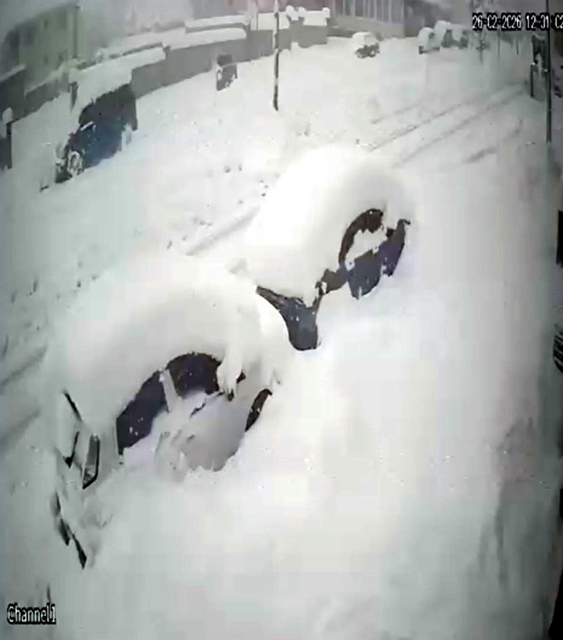 İş makinesi operatörü neye uğradığını şaşırdı: Kar yığını sandı, otomobil çıktı - Resim : 2