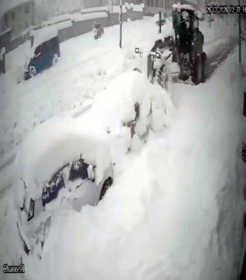 İş makinesi operatörü neye uğradığını şaşırdı: Kar yığını sandı, otomobil çıktı - Resim : 1