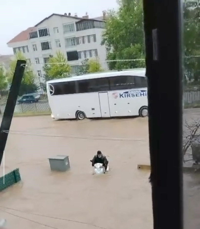 Sel suları caddeyi yuttu: Yaşlı adamı son anda yakaladılar - Resim : 2