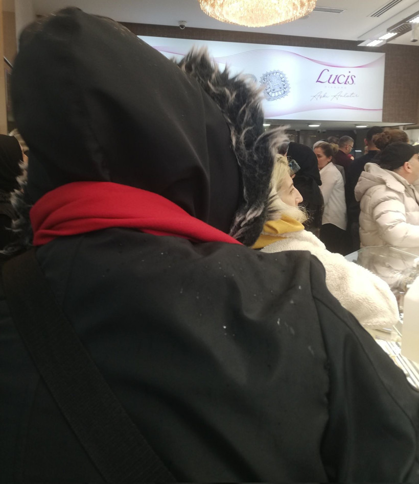 Fiyatının düştüğünü gören altın almaya koştu: Kuyrukların ucu görünmedi - Resim: 6