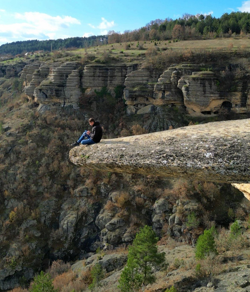 Şarkıcı &Ccedil;elik&rsquo;in klibiyle &uuml;nlenen kayada b&uuml;y&uuml;k risk: Valilik uyardı: &ldquo;O Kaya her an &ccedil;&ouml;kebilir&rdquo; - Resim : 1