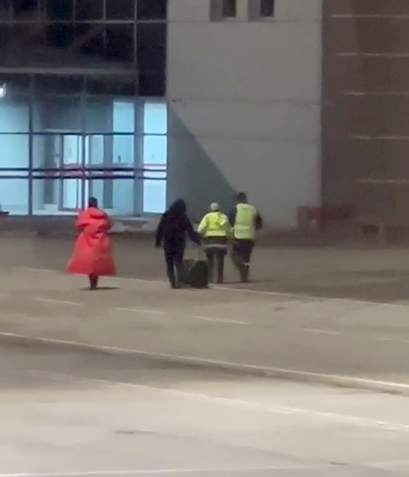 Erzurum-İstanbul seferinde yardım &ccedil;ığlığı: Havalimanında heyecanlı anlar: Yolcu tahliye edildi - Resim : 4