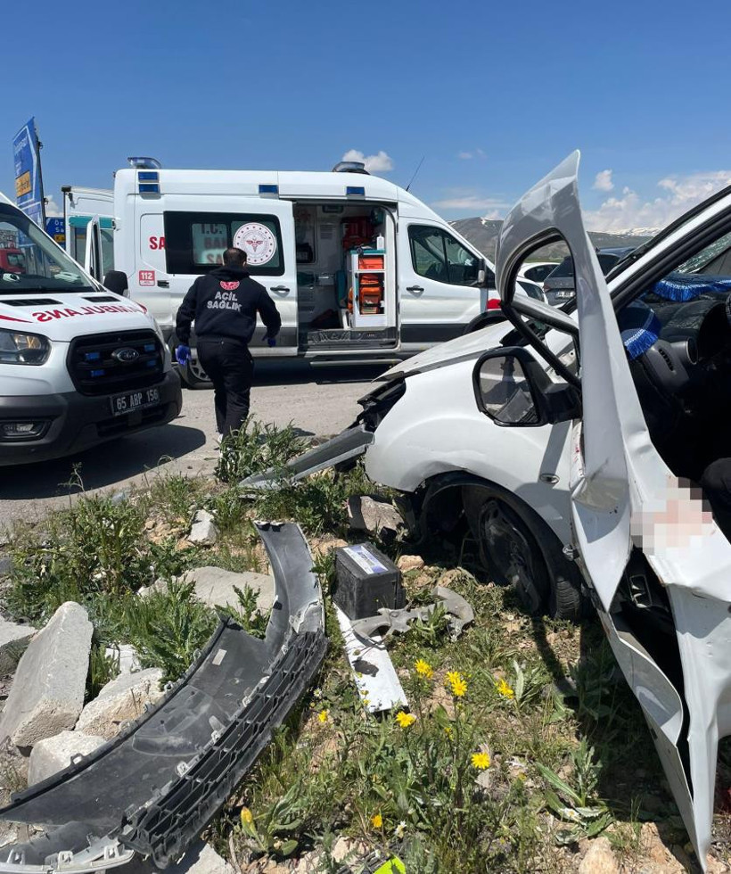 Van’da otomobiller çarpıştı: 4 ölü, 2 yaralı - Resim : 1