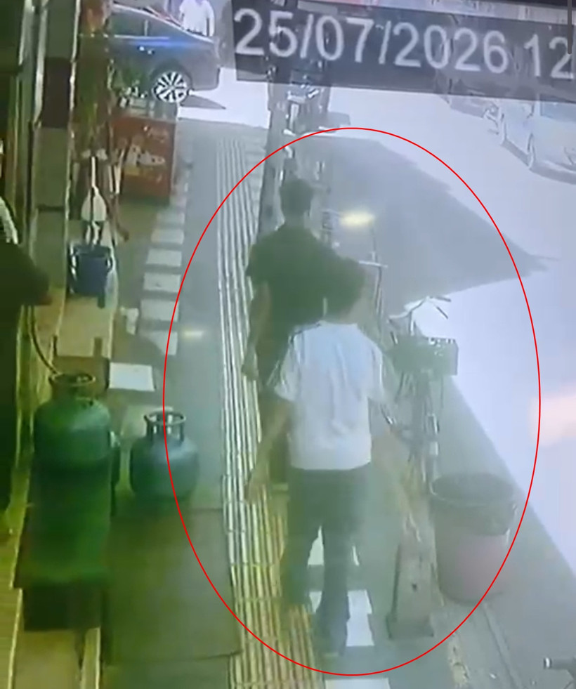 Sinsice yaklaştı, kafesi boşalttı: Papağanı sevip çaldılar - Resim : 3